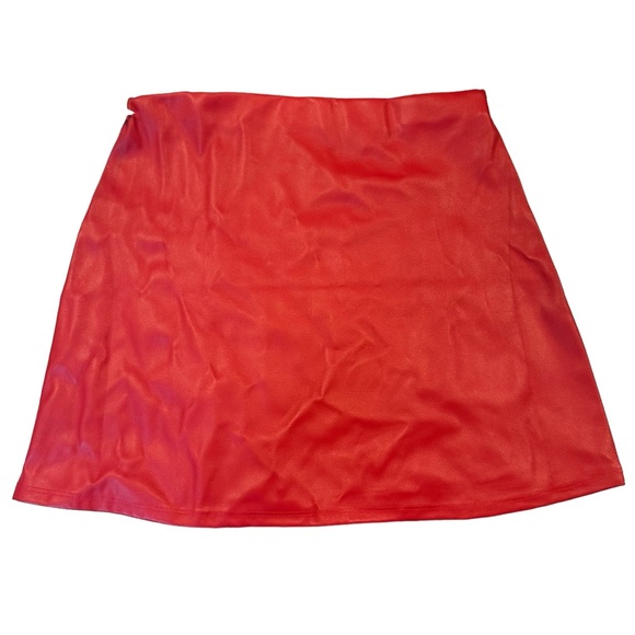 New NWT Red mini faux leather skirt size M / L front slits - Picture 3 of 6